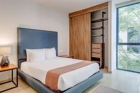 Captivating Rooftop Pool, Gym, Wifi L Free Parking Playa del Carmen Appartamento