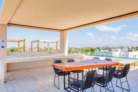 Captivating Rooftop Pool, Gym, Wifi L Free Parking Playa del Carmen Appartamento